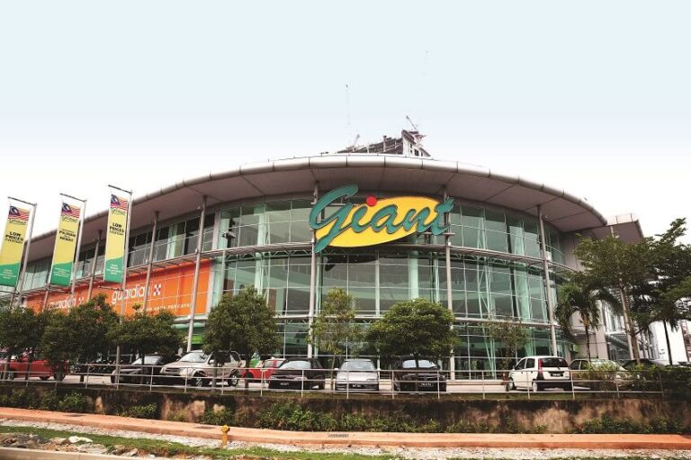 Exterior view of the Giant Hypermarket building in Bandar Kinrara (BK5), Puchong, located next to the LRT station.
